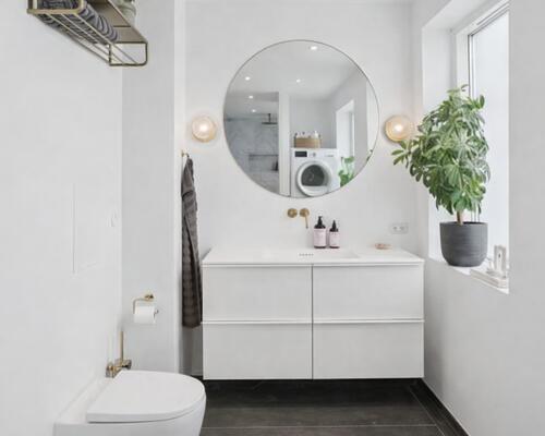 Familievenlig umøbleret bolig med parkering og altan