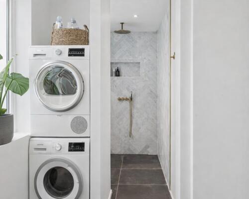 Familievenlig umøbleret bolig med parkering og altan