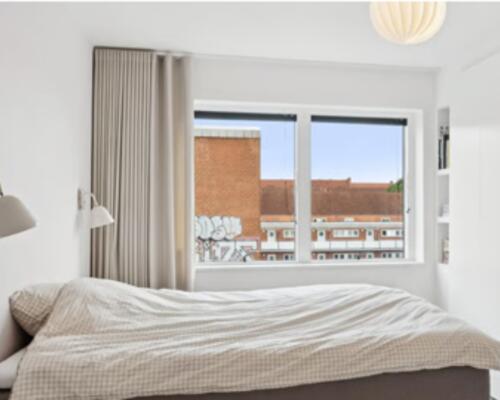 Familievenlig umøbleret bolig med parkering og altan