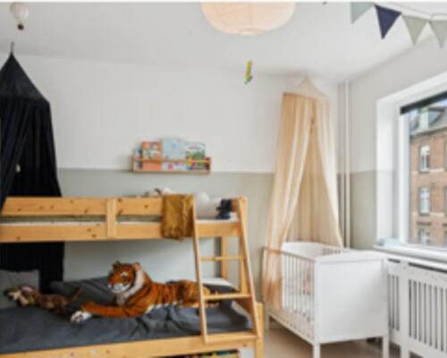 Familievenlig umøbleret bolig med parkering og altan