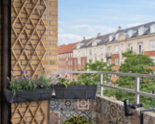 Familievenlig umøbleret bolig med parkering og altan