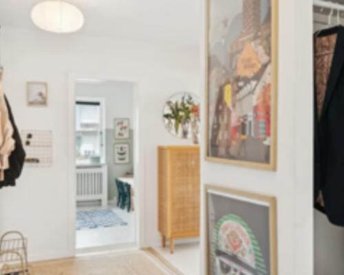 Familievenlig umøbleret bolig med parkering og altan