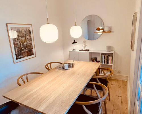 Moderne og hyggelig lejlighed med altan midt i Frederiksberg