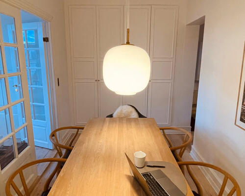 Moderne og hyggelig lejlighed med altan midt i Frederiksberg