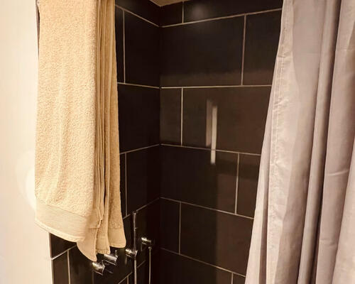 Moderne og hyggelig lejlighed med altan midt i Frederiksberg