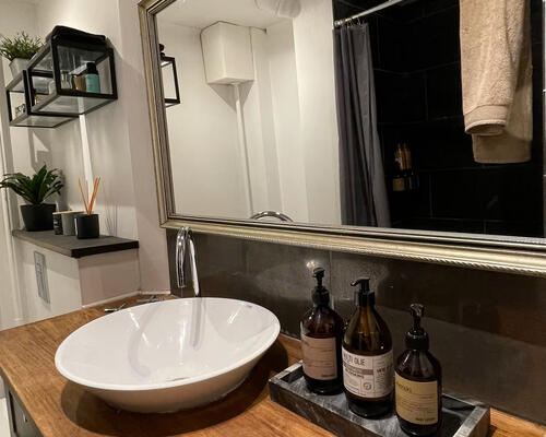 Moderne og hyggelig lejlighed med altan midt i Frederiksberg