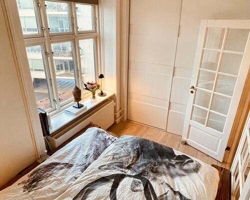 Moderne og hyggelig lejlighed med altan midt i Frederiksberg