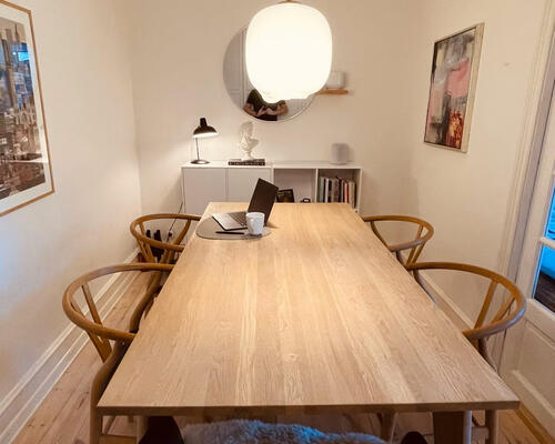 Moderne og hyggelig lejlighed med altan midt i Frederiksberg