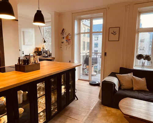 Moderne og hyggelig lejlighed med altan midt i Frederiksberg