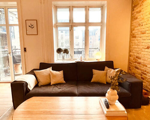 Moderne og hyggelig lejlighed med altan midt i Frederiksberg