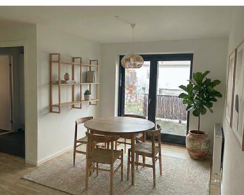 Stort rækkehus med 4 værelser, køkken/alrum, have og 2 terrasser