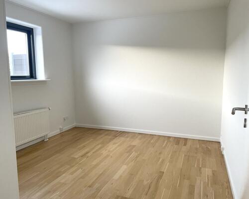 Stort rækkehus med 4 værelser, køkken/alrum, have og 2 terrasser