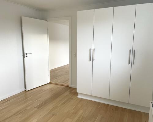 Stort rækkehus med 4 værelser, køkken/alrum, have og 2 terrasser