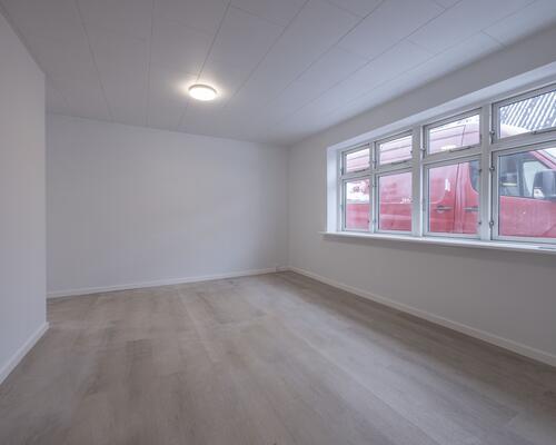 Flot hus med 2 toiletter og helt nyt køkken, gulv etc.