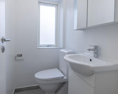 Flot hus med 2 toiletter og helt nyt køkken, gulv etc.