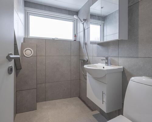 Flot hus med 2 toiletter og helt nyt køkken, gulv etc.