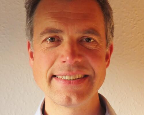 Ejendomsfunktionær m. hustru søger min. 3 værelse lejlighed