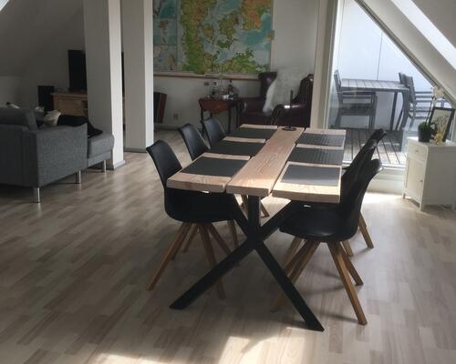 Flot taglejlighed med egen altan ved gågaden.