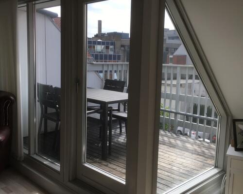 Flot taglejlighed med egen altan ved gågaden.