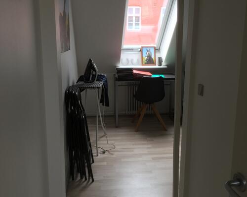 Flot taglejlighed med egen altan ved gågaden.