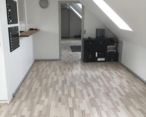 Flot taglejlighed med egen altan ved gågaden.