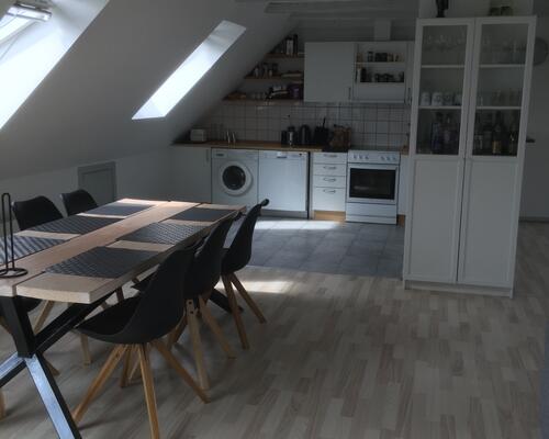 Flot taglejlighed med egen altan ved gågaden.