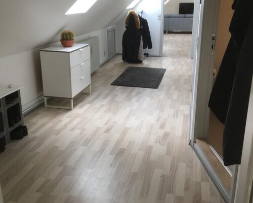 Flot taglejlighed med egen altan ved gågaden.