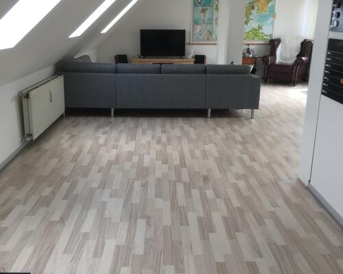 Flot taglejlighed med egen altan ved gågaden.