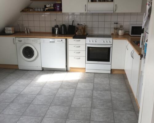 Flot taglejlighed med egen altan ved gågaden.