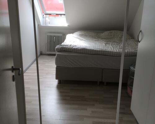 Flot taglejlighed med egen altan ved gågaden.