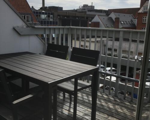 Flot taglejlighed med egen altan ved gågaden.