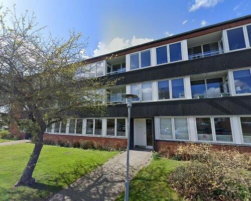 Attraktiv lejlighed for 40+ i roligt nabolag.