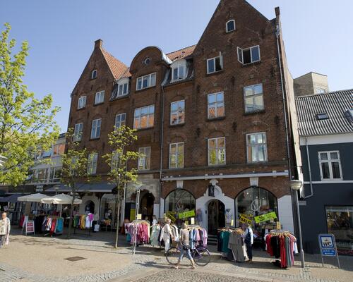 Stort lyst loftværelse til leje