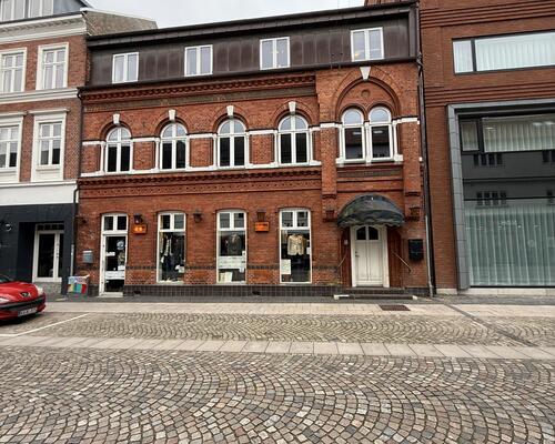 Møbleret lejlighed med 4 soveværelser i Torvegade