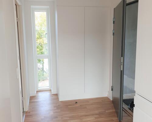 Lys 2 vær. med sydvendt altan - skov og strand som nabo