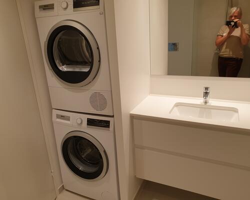 Lys 2 vær. med sydvendt altan - skov og strand som nabo