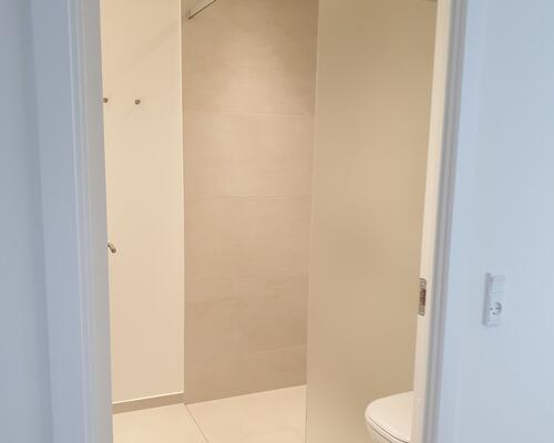 Lys 2 vær. med sydvendt altan - skov og strand som nabo