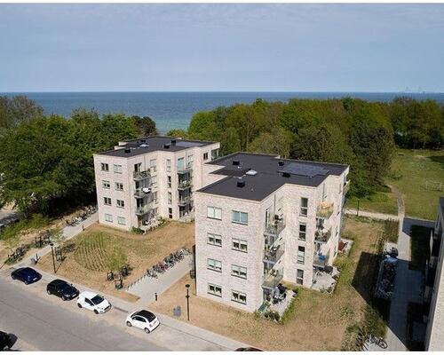 Lys 2 vær. med sydvendt altan - skov og strand som nabo