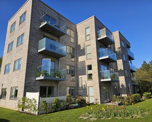 Lys 2 vær. med sydvendt altan - skov og strand som nabo