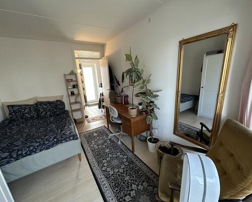 Skøn og delevenlig lejlighed med stor altan – tæt på Uni og midtbyen