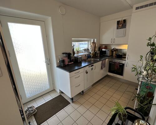 Skøn og delevenlig lejlighed med stor altan – tæt på Uni og midtbyen