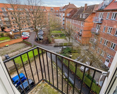 Stor 2 værelses med altanKUN 1 MÅNEDS DEPOSITUM