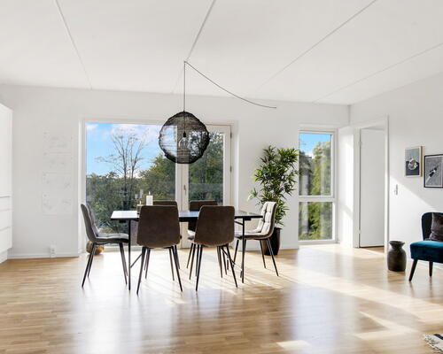 Attraktiv 2-vær. bolig øverst i ejendommen med stor altan, gulvvarme, elevator og mulighed for p-plads i kælder. Central beliggenhed. Ejendom fra 2021