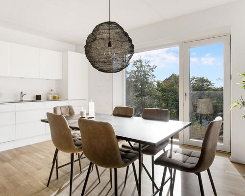 Attraktiv 2-vær. stuelejlighed på hele 72 m2. Privat terrasse, gulvvarme og alt i hårde hvidevarer. Mulighed for at leje p plads i kælderen