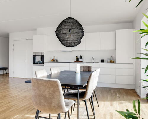 Attraktiv 2-vær. stuelejlighed på hele 72 m2. Privat terrasse, gulvvarme og alt i hårde hvidevarer. Mulighed for at leje p plads i kælderen