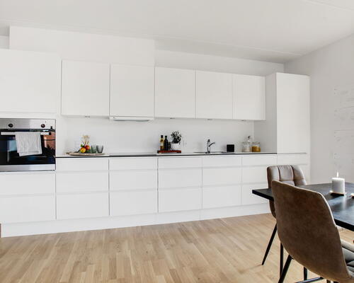 Attraktiv 2-vær. stuelejlighed på hele 72 m2. Privat terrasse, gulvvarme og alt i hårde hvidevarer. Mulighed for at leje p plads i kælderen