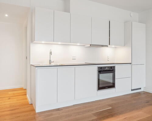 God 4-værelses lejlighed med altan, lyst køkken-alrum og alt i hårde hvidevarer - Ingen bindingsperiode!