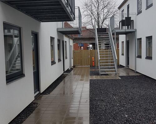 Nyere 2 værelses lejlighed i baggård