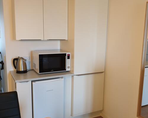 Nyistandsat 1 vær. lejlighed med eget bad/toilet, inkl. alt.