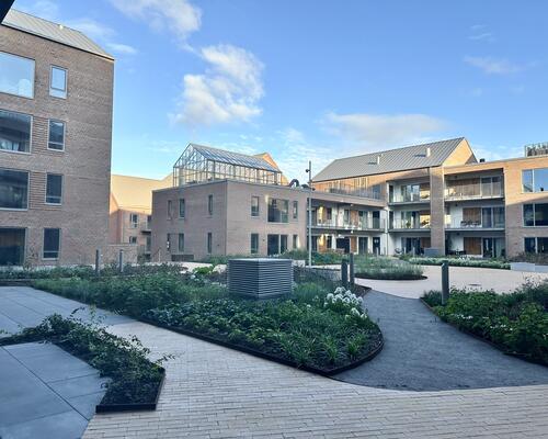 Skøn 4-værelses lejlighed med altan og udsigt